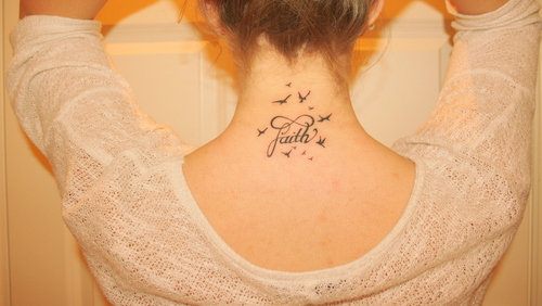 tatouage nuque femme infini