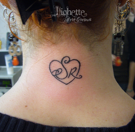 tatouage nuque femme initiale