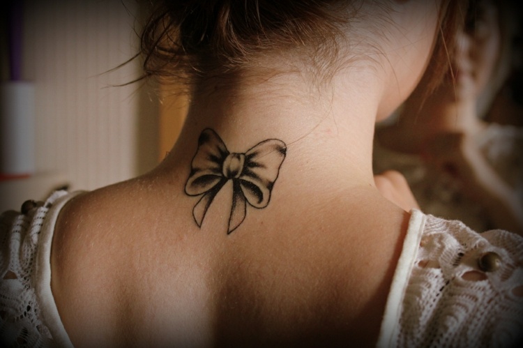 tatouage nuque femme noeud