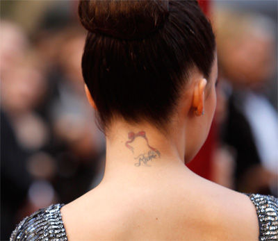 tatouage nuque femme noeud