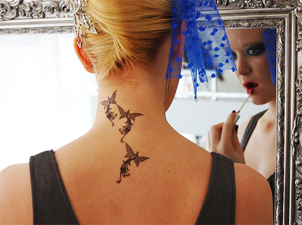 tatouage nuque femme oiseau