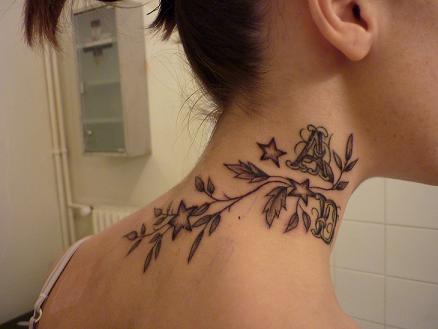 tatouage nuque fleur tribal