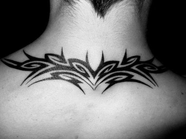 tatouage nuque homme tribal