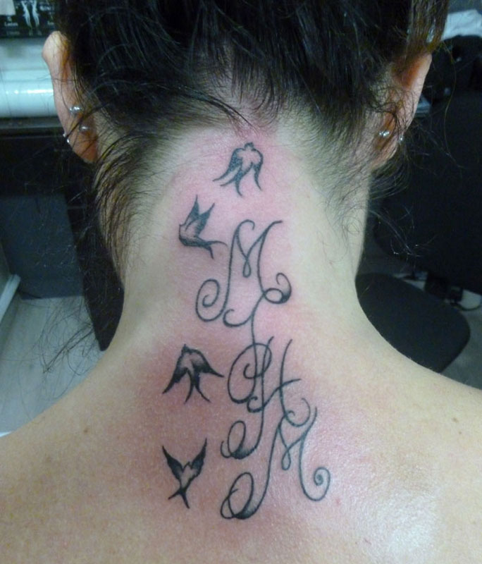 tatouage nuque lettre