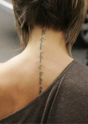 tatouage nuque lettre