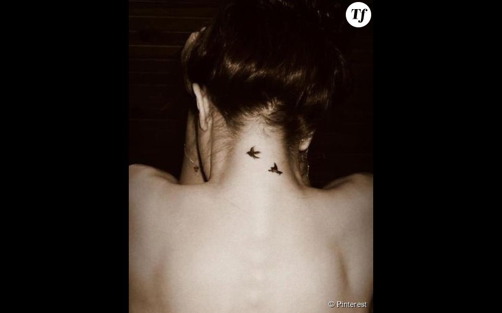 tatouage nuque oiseau