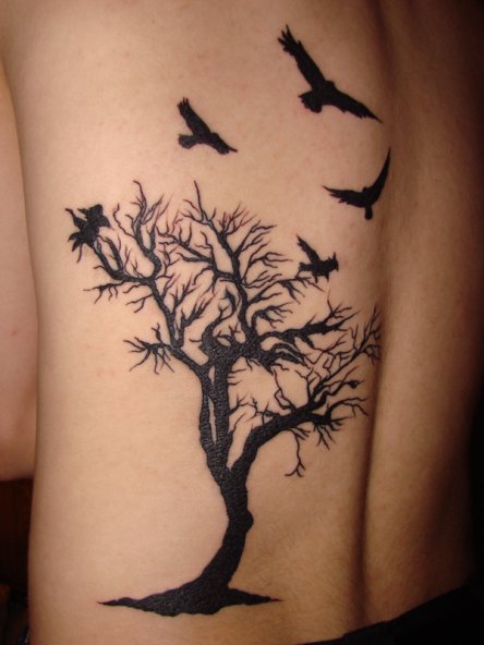 Tatouage oiseau arbre