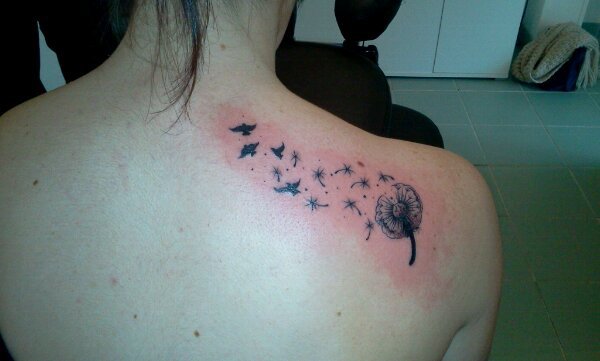 tatouage oiseau avec fleur