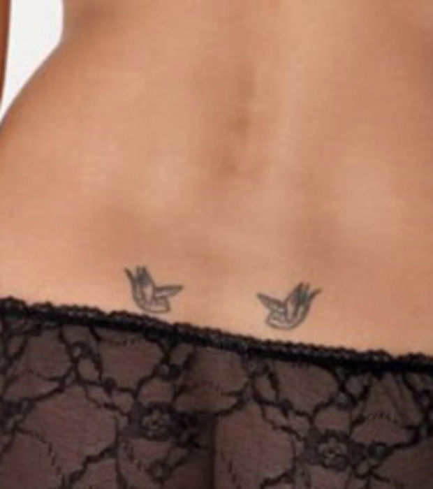 Tatouage oiseau bas du dos