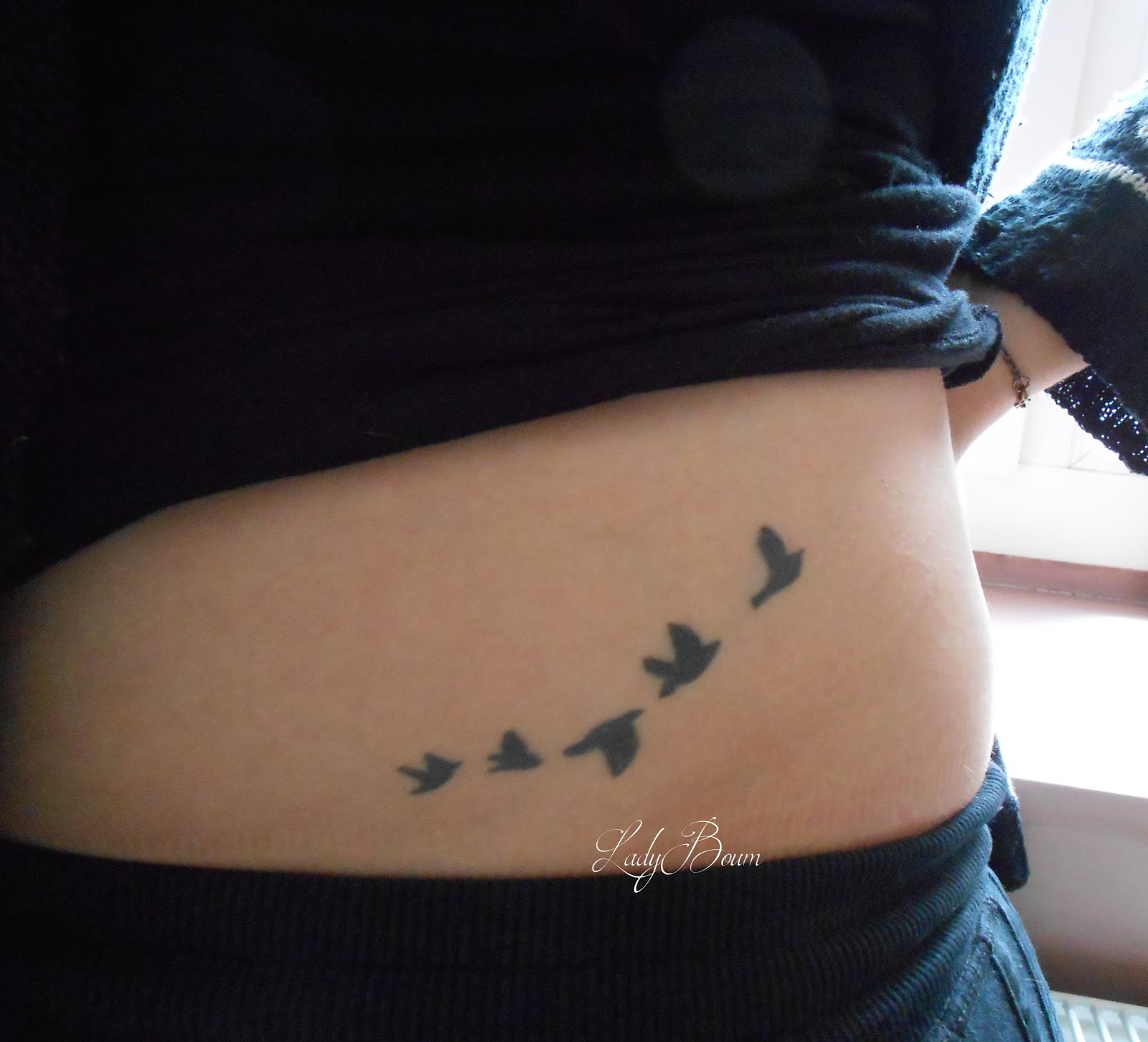tatouage oiseau bas ventre