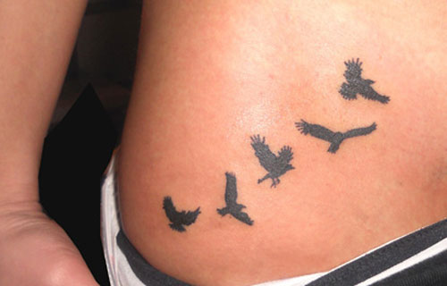 tatouage oiseau bas ventre