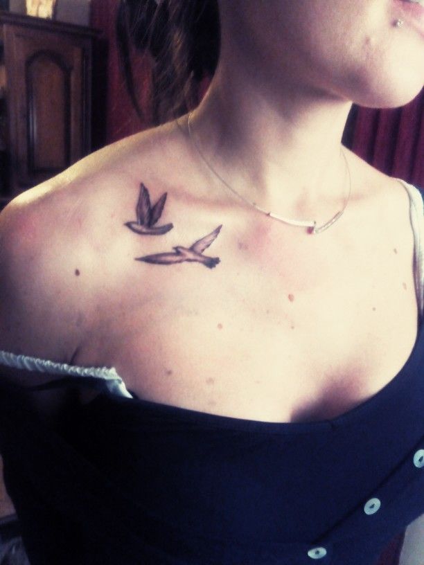 tatouage oiseau clavicule