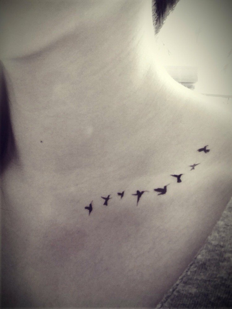 tatouage oiseau clavicule