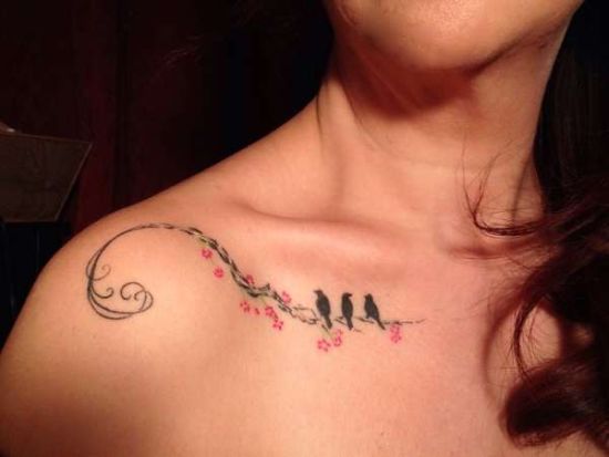 tatouage oiseau clavicule