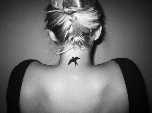 tatouage oiseau dans le cou