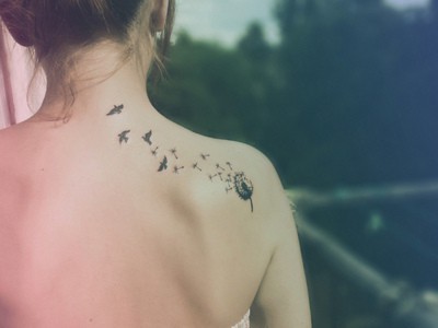 tatouage oiseau dans le cou