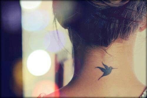 tatouage oiseau dans le cou