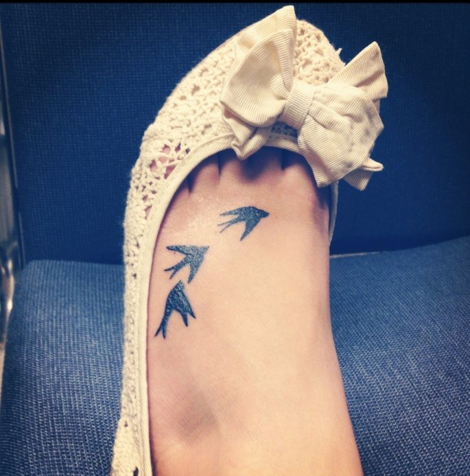 tatouage oiseau pied
