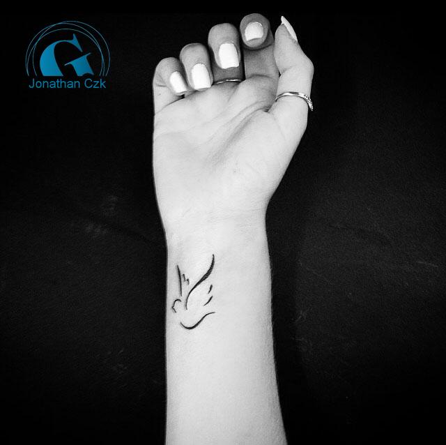 tatouage oiseau poignet