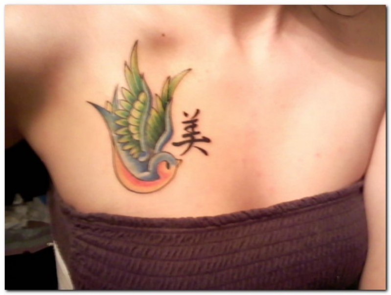 tatouage oiseau poitrine