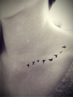 tatouage oiseau qui s'envole poitrine