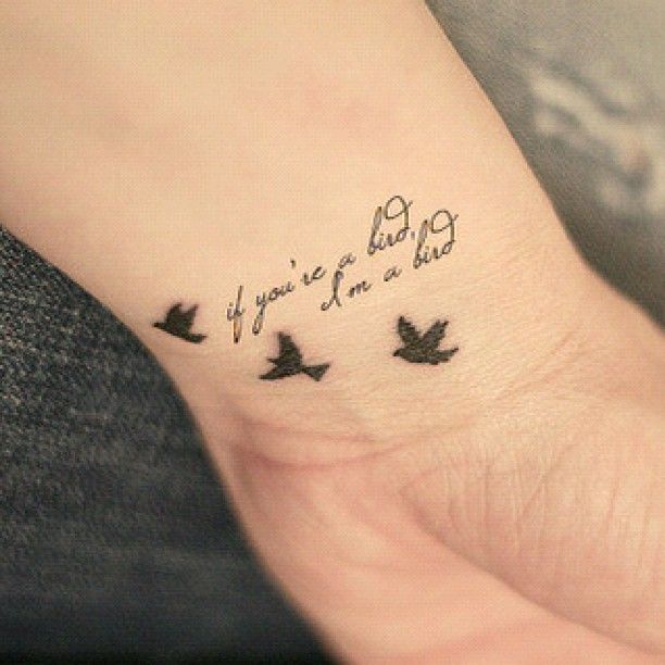 tatouage oiseau stylisé