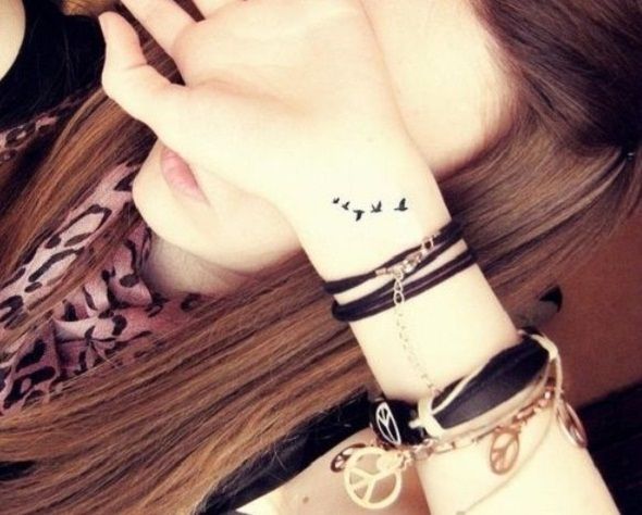 tatouage oiseau sur le poignet
