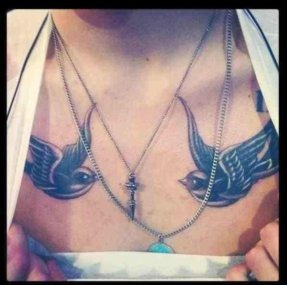 tatouage oiseau torse