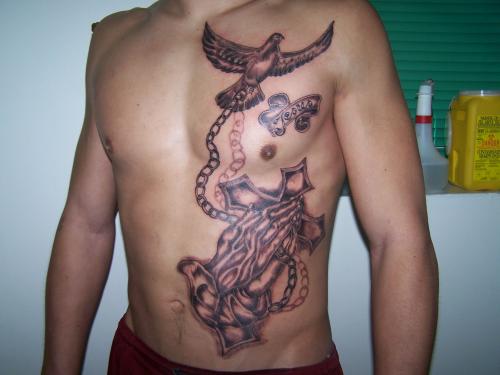 tatouage oiseau torse