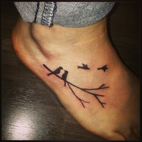 Tatouage oiseaux sur une branche