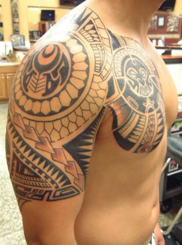 tatouage omoplate bras