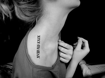 tatouage omoplate chiffre romain
