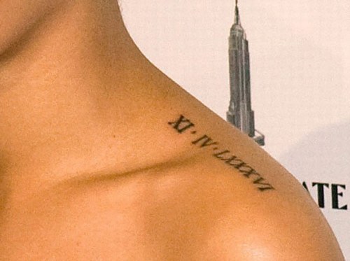 tatouage omoplate chiffre romain