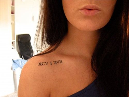 tatouage omoplate chiffre romain