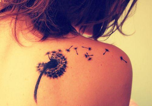tatouage omoplate discret