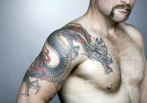 tatouage omoplate dragon