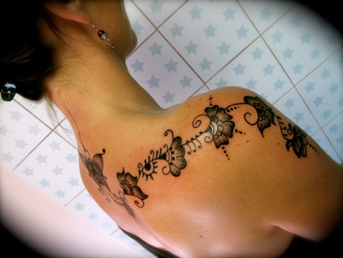 tatouage omoplate et nuque