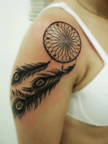 tatouage omoplate et soutien gorge