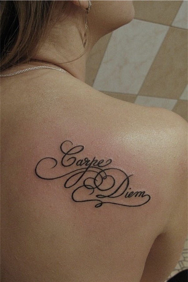 tatouage omoplate femme ecriture