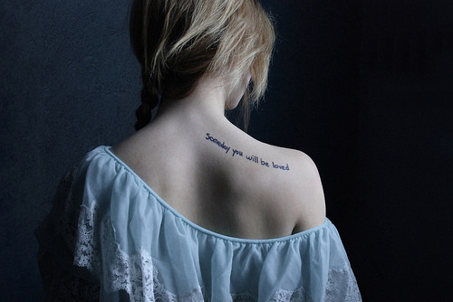 tatouage omoplate femme ecriture
