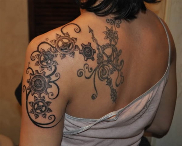 tatouage omoplate femme fleur