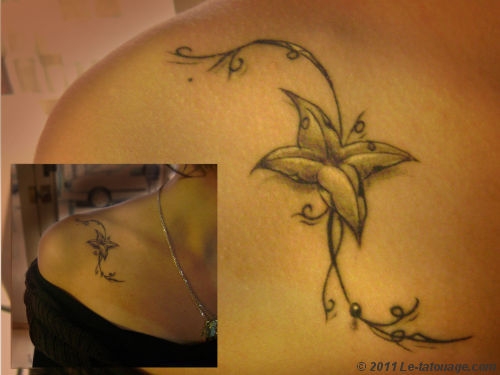 tatouage omoplate fleur de lys