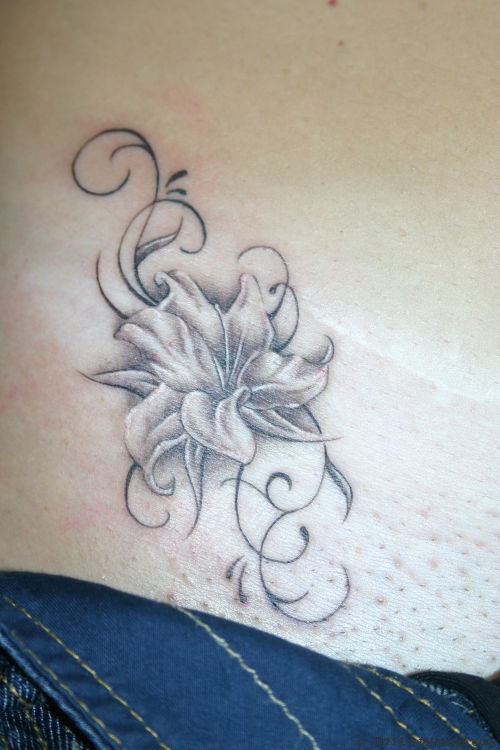 tatouage omoplate fleur de lys