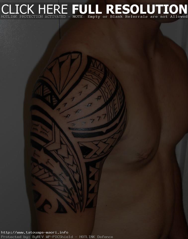 tatouage omoplate gauche ou droite