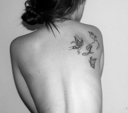 tatouage omoplate nuque