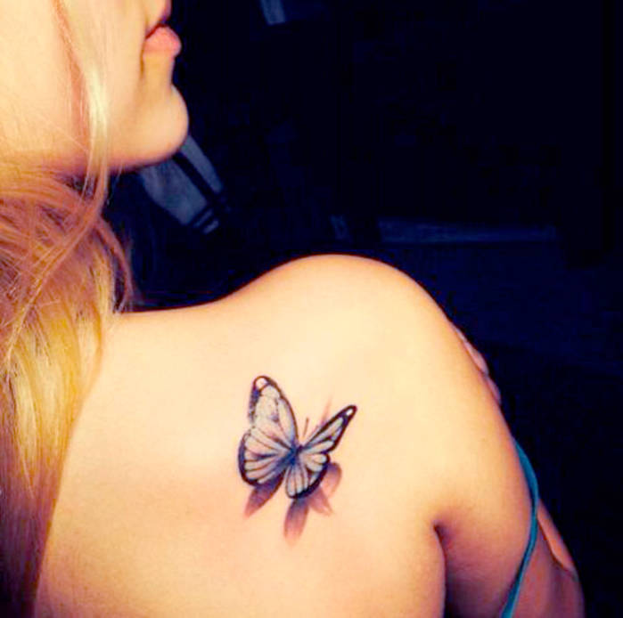 tatouage omoplate papillon