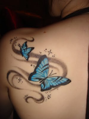 tatouage omoplate papillon