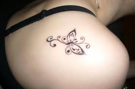 tatouage omoplate papillon