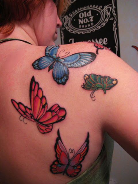 tatouage omoplate papillon