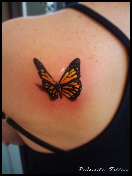 tatouage omoplate papillon